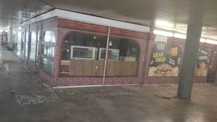 Разчистиха всички "украси" - черешово топче, бъчви и каручка в централния подлез във Варна