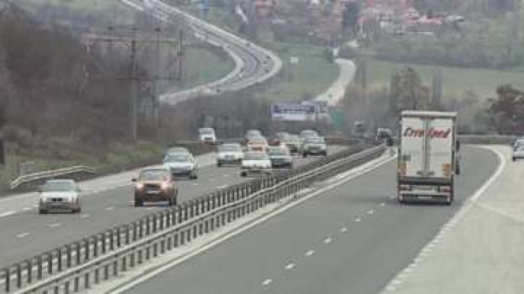 От утре въвеждат забрани за камиони по основните пътища