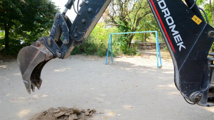 В Галата строят детска площадка и игрище