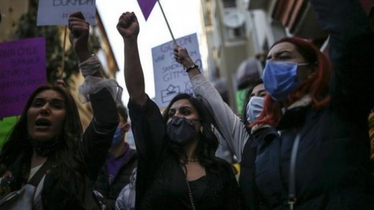 Пълен абсурд: Напръскаха със сълзотворен газ жени, протестиращи срещу насилието на жени!