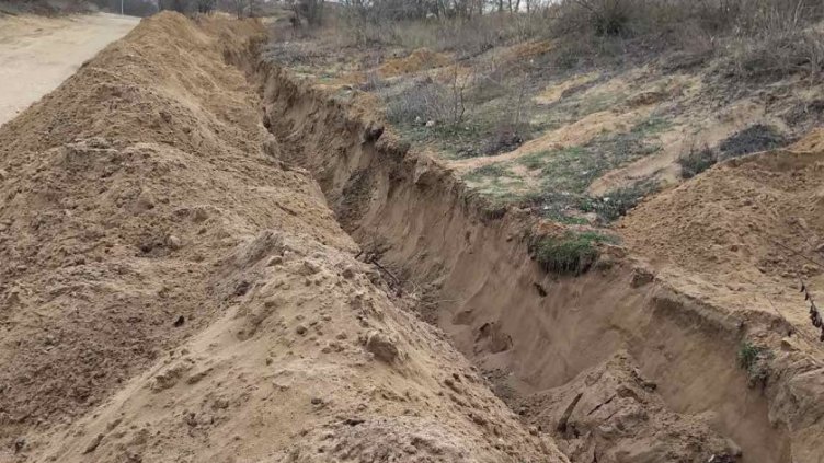 Разораха дюните на Южния плаж в Несебър