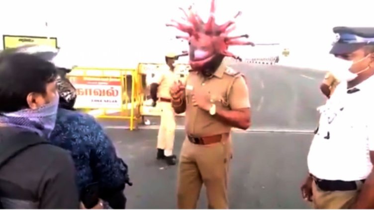 Полицаи, маскирани като коронавирус, призовават гражданите да останат вкъщи (ВИДЕО)