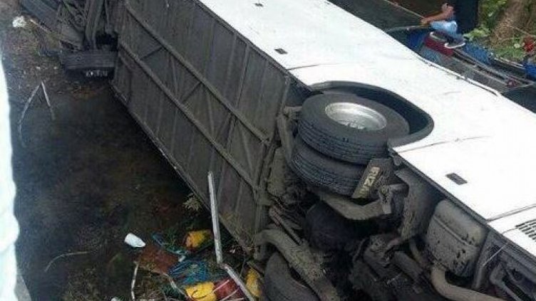 Автобус се преобърна в дере в Панама, има жертви 