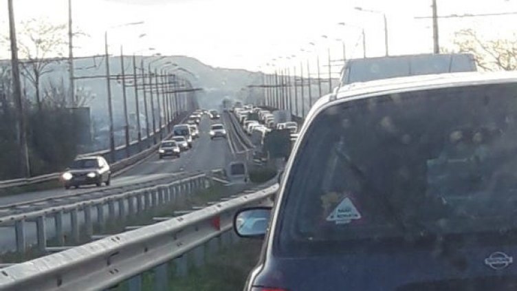 Огромни задръствания на Аспаруховия мост заради ремонта