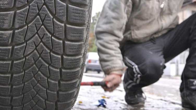 За трети път пукат гумите на кола във Варна, подозират възрастен комшия