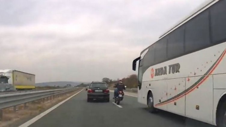 Моторист с опасни маневри на пътя: Между колите и с бясна скорост ВИДЕО