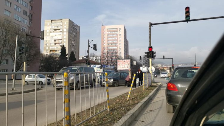Премазаха пешеходец на светофар във Варна