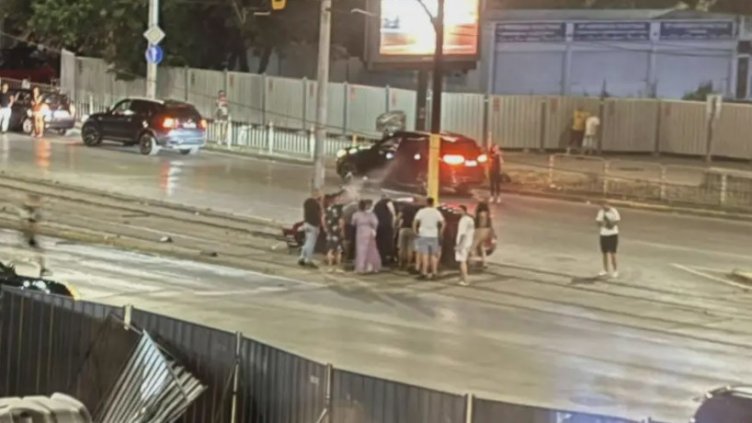 19-годишен със спортна кола се заби в светофар в София