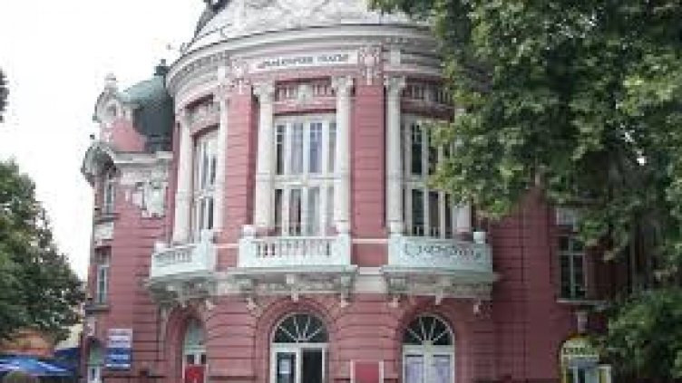 Променят коледните програми на театъра и операта във Варна