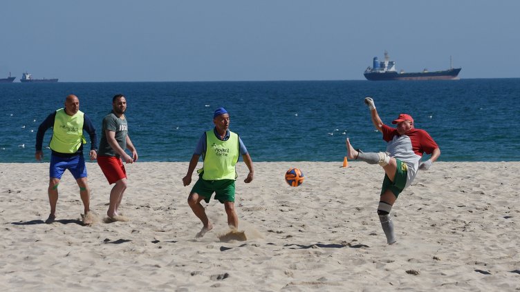 Варненци решиха да премерят сили в игра на плажен футбол (СНИМКИ)