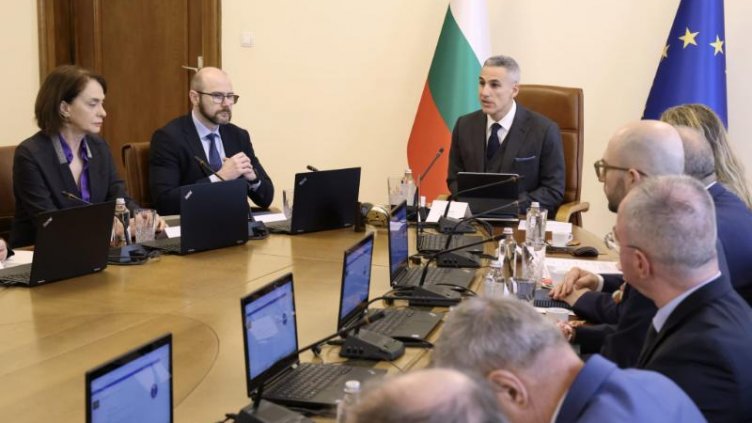 Гюров "развърза" кесията, като за последно. Правителството с редица важни решения