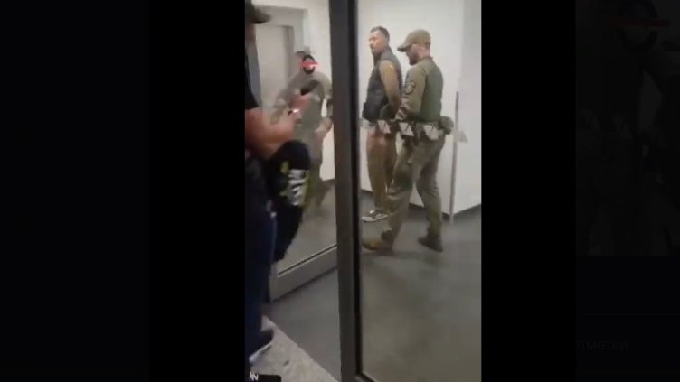 Закопчаха Олександър Усик на летището в Полша