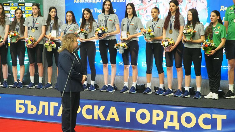 Грандиозно посрещане за световните шампионки по волейбол