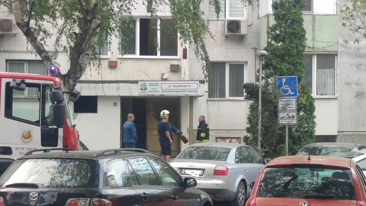 Пожар на ул. "Отец Паисий" във Варна (СНИМКИ)
