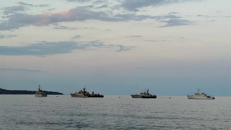 Издигат флаговете на корабите от състава на Военноморските сили във Варна днес