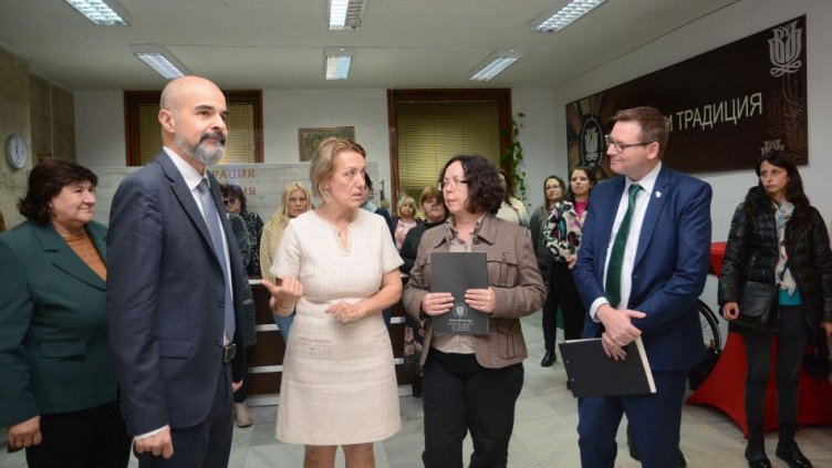 Във Варна отбелязват 20-годишнината от откриването на Американския център в РБ „Пенчо Славейков“