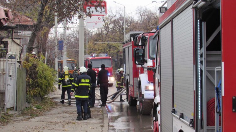 Семейство се спаси по чудо от горяща къща