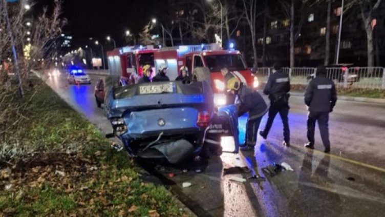 БМВ се обърна по таван на бул. "Левски" във Варна