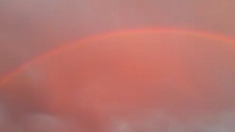 Рибар засне уникална червена дъга над Финландия