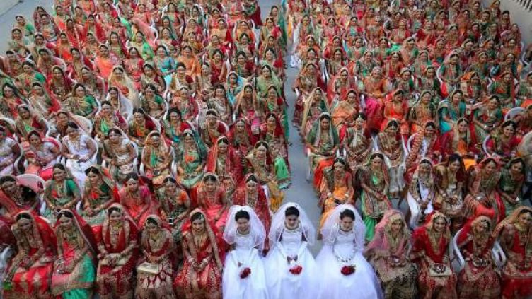 Милионер плати сватбите на 261 осиротели булки