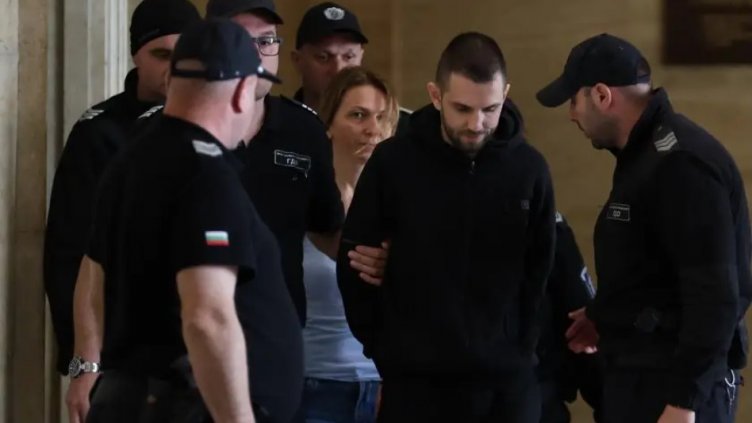 Задържаните митничари се поболяха в ареста