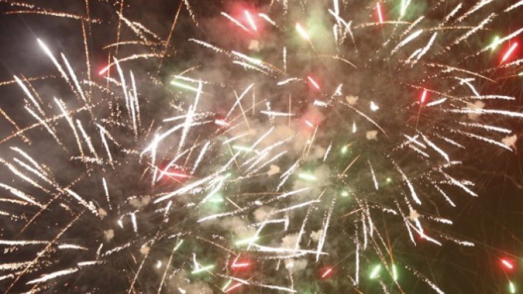 Фойерверки запалиха покрива на магазин в Бургас