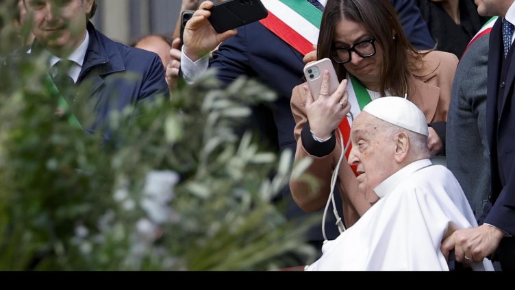 Папата зарадва тълпата на площада във Ватикана