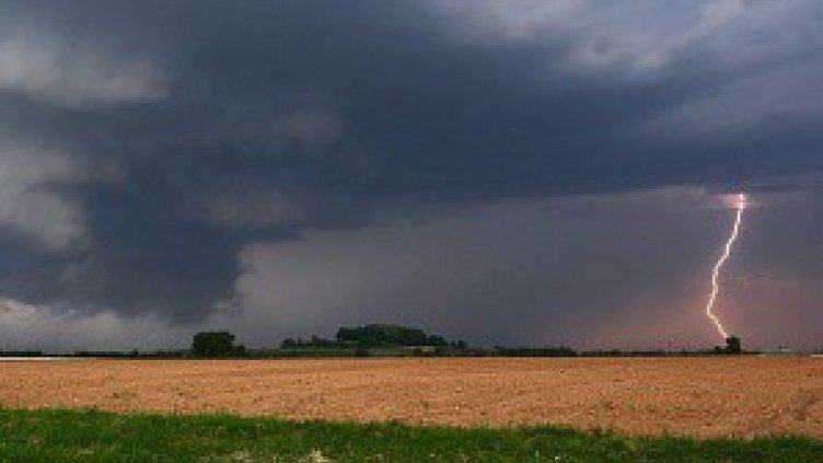 Мълния уби мъж на село