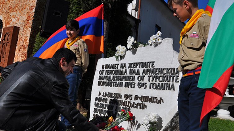 Стотици варненци почетоха жертвите на арменския геноцид (СНИМКИ)