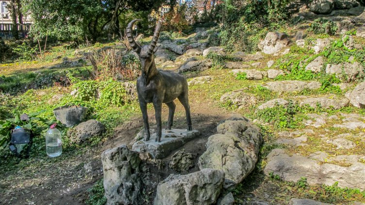 Нов козел сменя емблематична открадната скулптура във Варна 