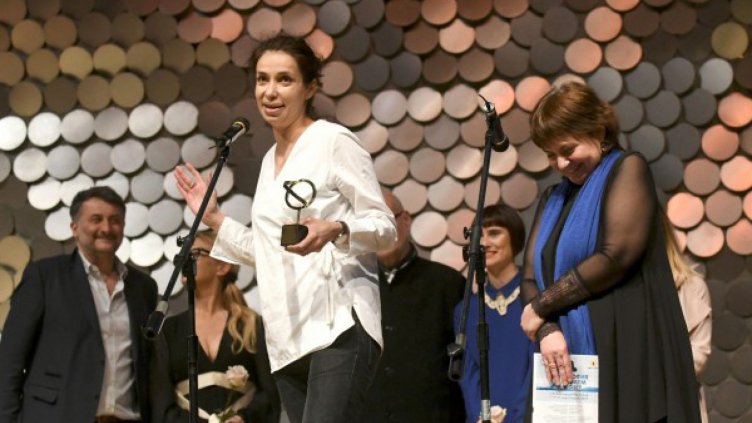 Режисьрът Ралица Петрова и продуцентът Росица Вълканова получават наградата на сцената на НДК. Снимка: Булфото