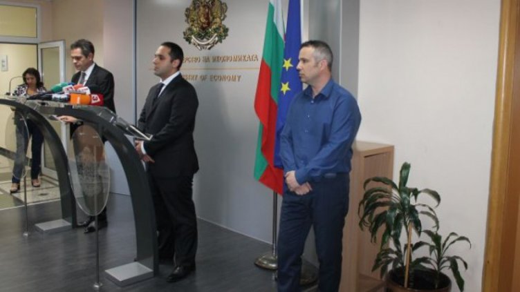 Министърът на икономиката Емил Караниколов по време на пресконференцията за &quot;Дунарит&quot;. Снимка: Министерство на икономиката