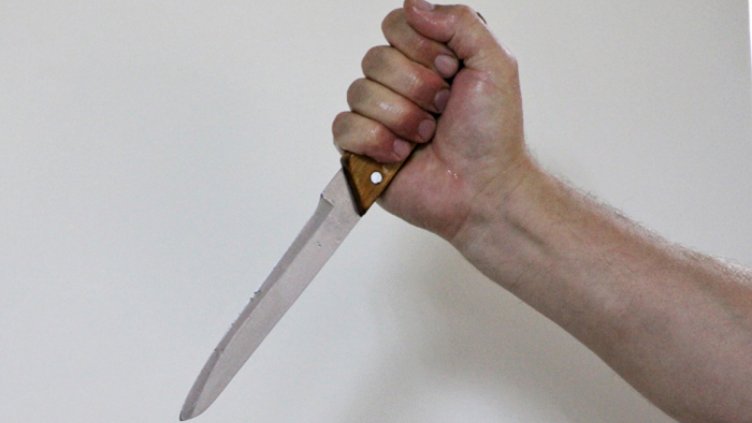 Наръгаха с нож млада жена на улицата