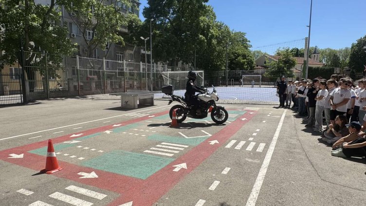 Доброволци от детско полицейско управление в "Св. Климент Охридски" завършиха обучението си