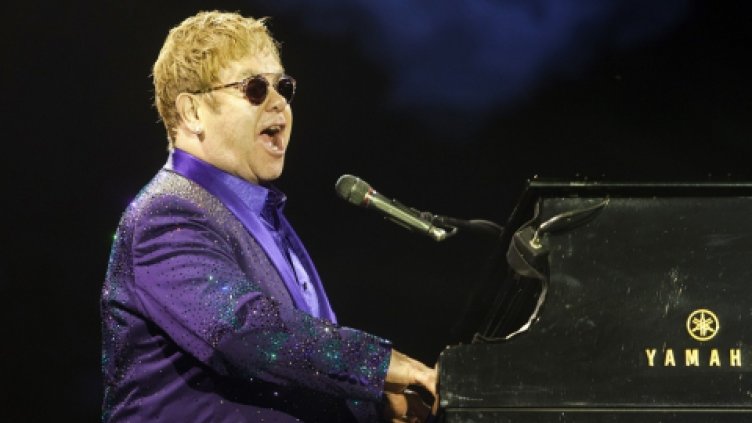 Елтън Джон пя в Петербург въпреки сигнал за бомба