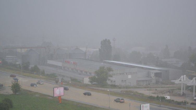 Лятна буря превърна улиците във Варна в реки