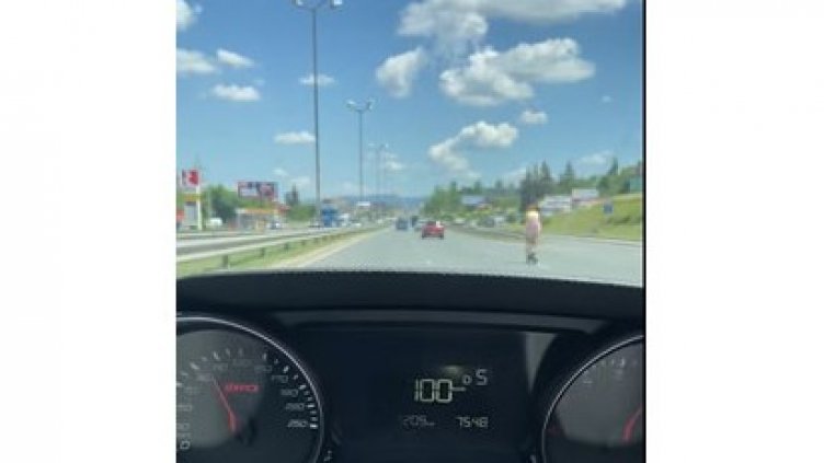 Дама с тротинетка удиви мрежата: "Лети" със 100 по натоварен булевард! (ВИДЕО)