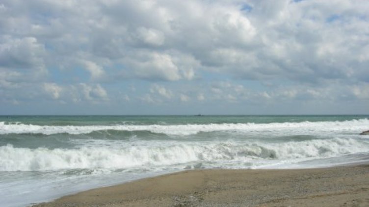 Министър Ангелкова разпореди проверка на плаж Кабакум за незаконни постройки