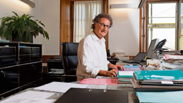 Уволниха кмет за снимка без гащи