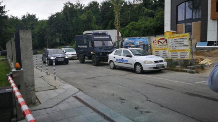 Разследващи и жандармерия нахлуха в сградата на "Трейс Груп Холд"