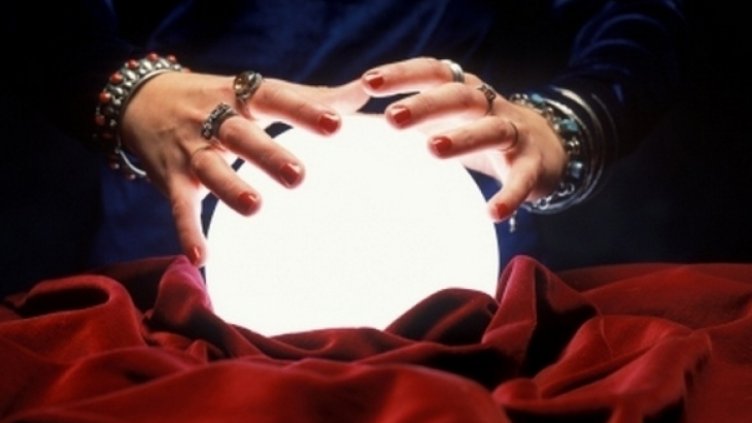 Задържаха за измама врачка, разваляла любовна магия във Варна