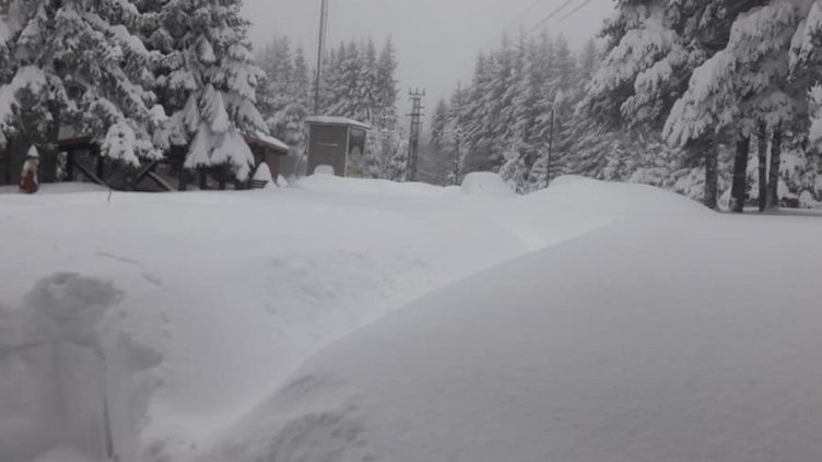 10 души са блокирани от снега в местността Върховръх