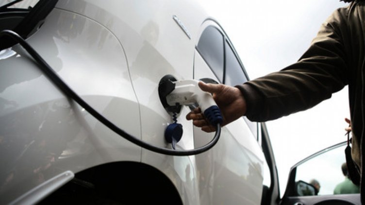 Безплатна станция за електромобили заработи във Варна