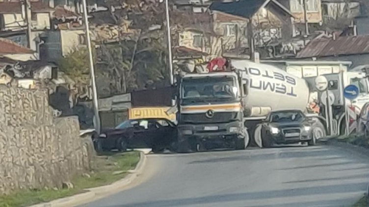 Катастрофа затвори Крайезерния път във Варна (СНИМКИ)