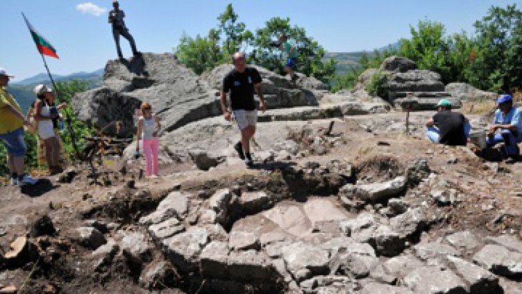 Откриха римска крепост и тракийски култов комплекс край с. Ангел войвода