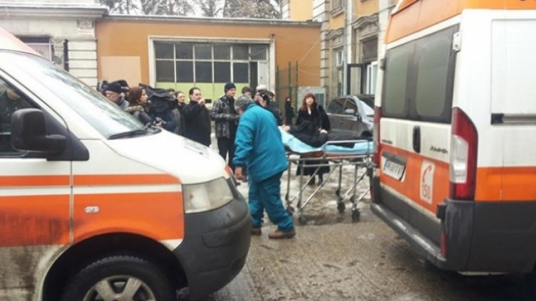 Престрелка в техникум в Сливен, линейки изнасят тела от двора на училището!