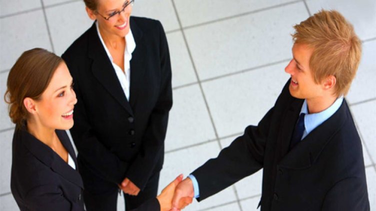 Общуваме по-лесно ако главата ни е леко наклонена  