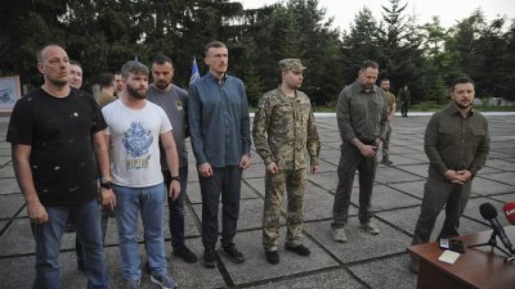  Зеленски върна у дома петима командири, участвали в защитата на Мариупол и Азовстал