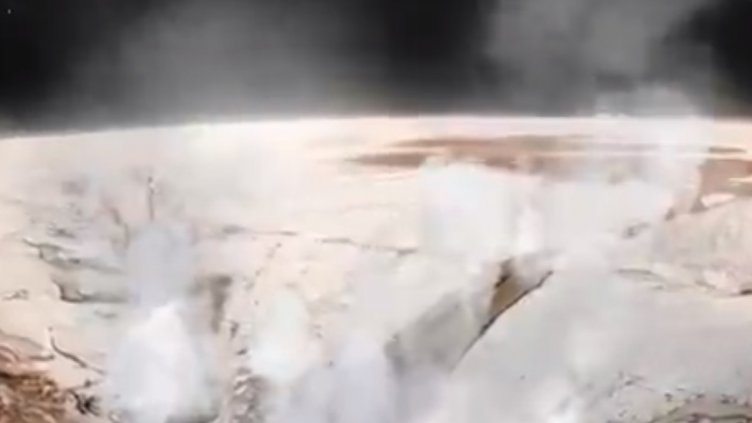 "Хъбъл" откри водна пара на сатурновата Луна (СНИМКИ+ВИДЕО)