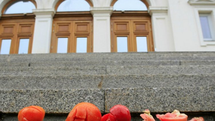 Пак посрещнаха депутатите с домати